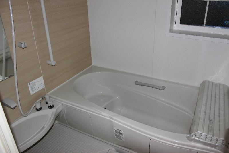 Bathroom. Is a shallow low-floor type of buses straddle