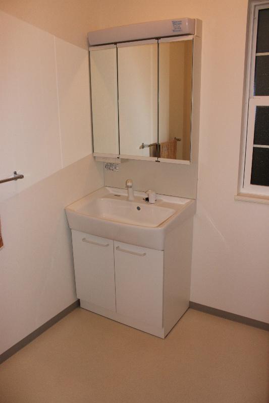 Wash basin, toilet. It is vanity of triple mirror of simple design