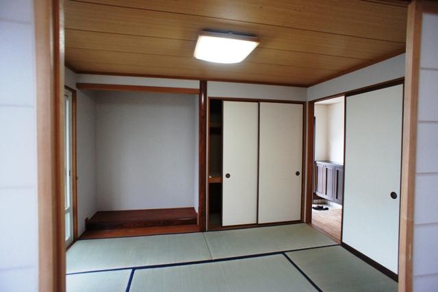 Non-living room. Japanese-style room that follows the living