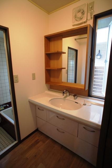 Wash basin, toilet. It had made the vanity mirror portion
