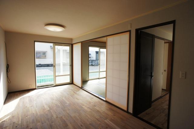 Living. Continuation of the Japanese-style room is Tsukamatsukireru in shoji