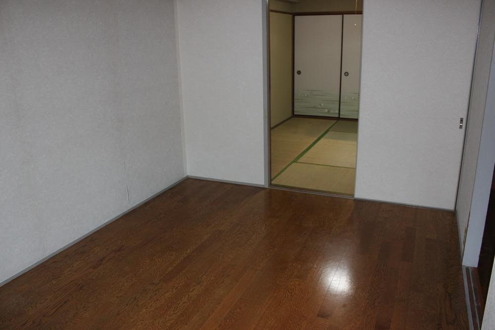 Non-living room. Offer is Ishitegawa green space from Western-style in contact with the south balcony