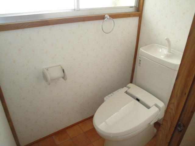 Toilet. Nakamura, 5-chome Sakura Heights 2K Cleaning toilet seat with toilet