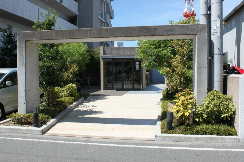 Local appearance photo. It is the beautiful entrance landscaped planting.