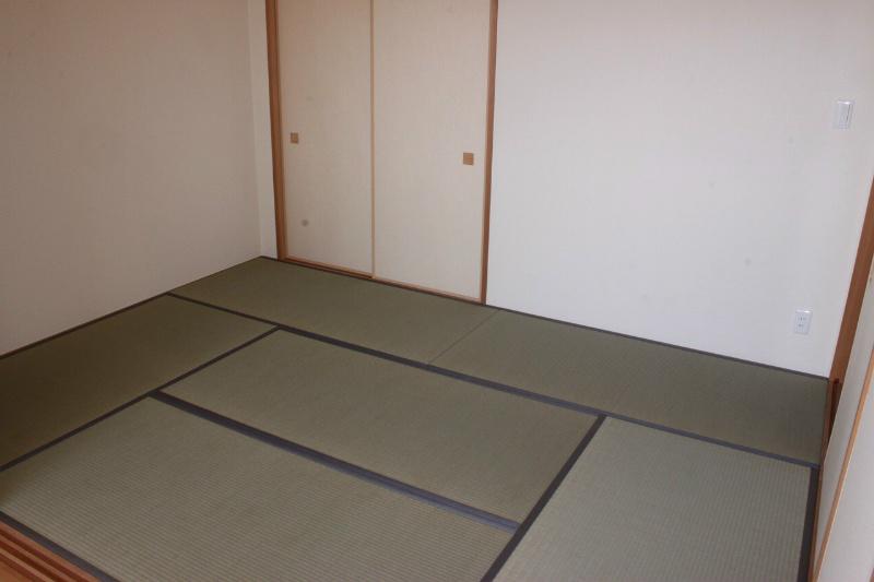 Non-living room. Japanese-style tatami Omotegae, cross ・ Sliding door is re-covered already.