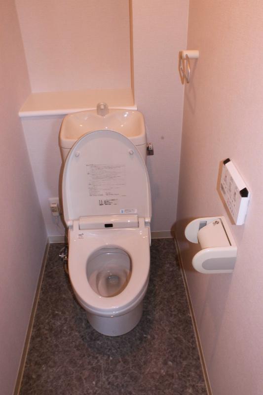 Toilet. Washlet exchange, cross ・ Floor is re-covering pre-toilet.