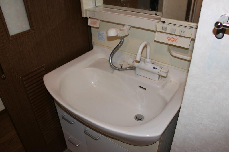 Wash basin, toilet. It is the washstand of the shower Annex