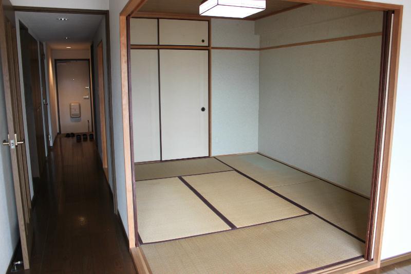 Non-living room. Is a 6-mat Japanese-style living room More