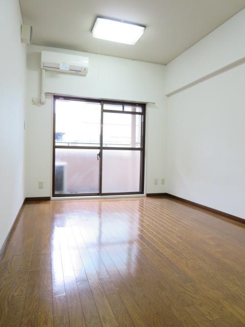 Living and room. Matsuyama Misake Asahi Plaza station core Matsuyama Western style room