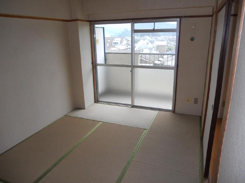 Living and room. Niihama-cho Minatosan Mansion Japanese-style room 6 tatami