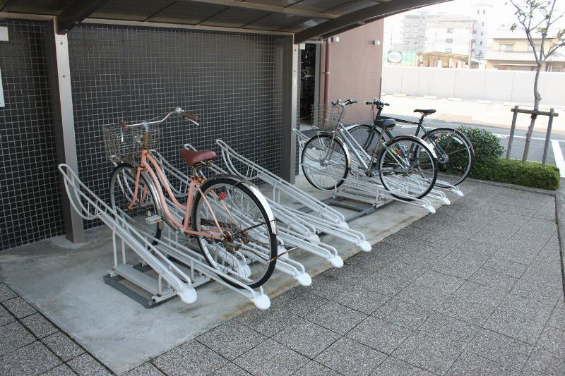Local appearance photo. It is a photograph of the on-site bicycle parking lot. It is with a bicycle stand that can be neatly organized.