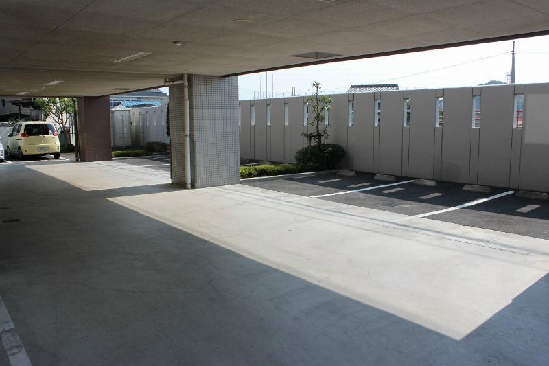 Local appearance photo. It is a parking space in the building south side site.