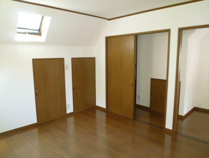 Non-living room. According to the family of growth, You can also use as a two-room with a partition in the future