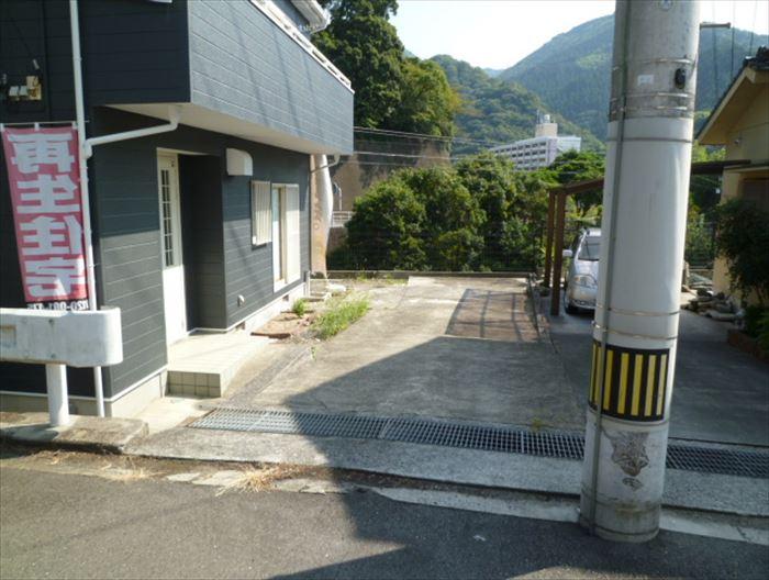 Parking lot. Column 2 cars can park