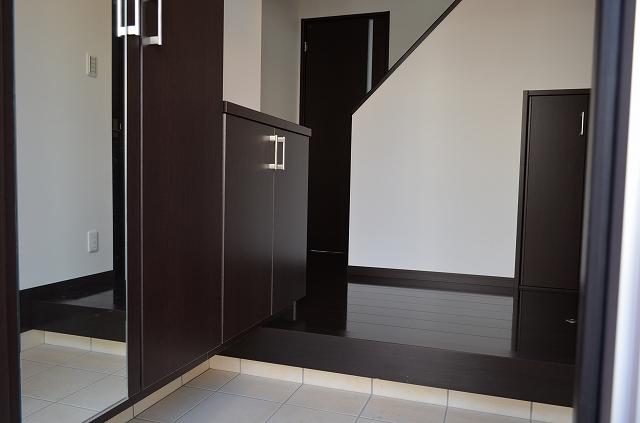 Entrance. In next to dirt floor with storage, Refreshing entrance ☆