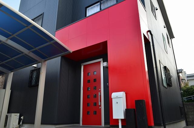 Local appearance photo. Impressive red and black ☆ Peace of mind is also a rainy day with a car port!