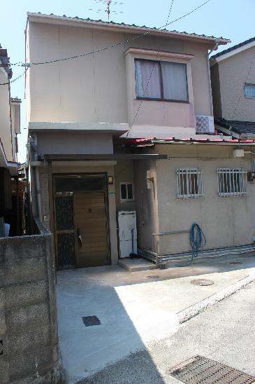 Local appearance photo. Located in a quiet residential area, It is a compact building.