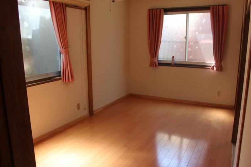 Non-living room. First floor southeast Western-style is pasted flooring.