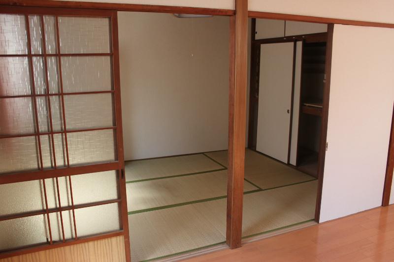 Non-living room. First floor Western-style next to is a continuation Japanese-style room. You can use To spacious.