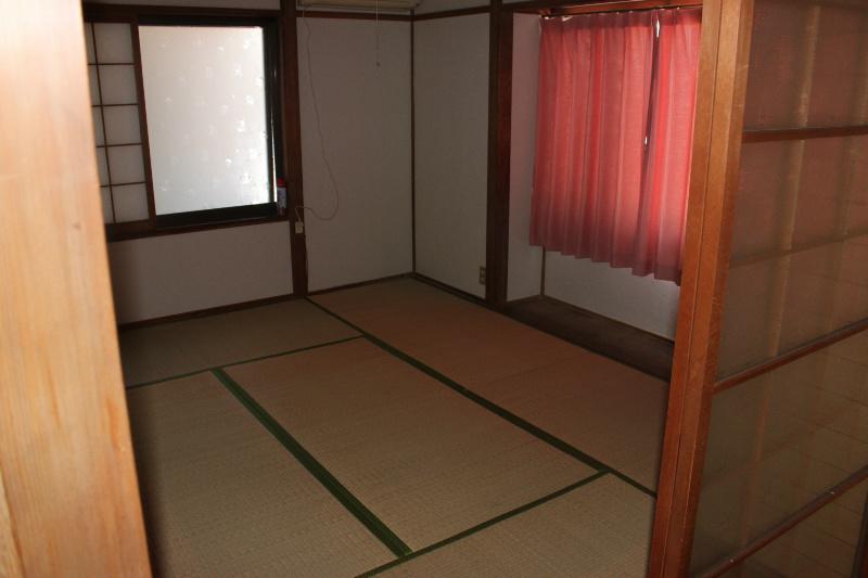 Non-living room. There are also Japanese-style room on the second floor.