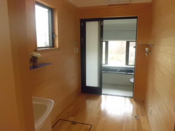 Wash basin, toilet. In basin undressing room of 3 quires, We relaxed.