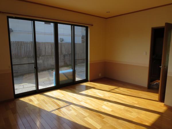 Living. South-facing bright living!