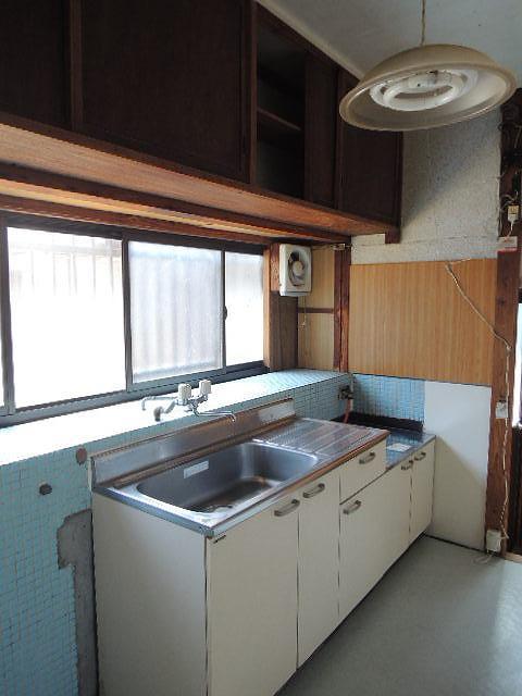 Kitchen. Comes with a window (^ - ^)