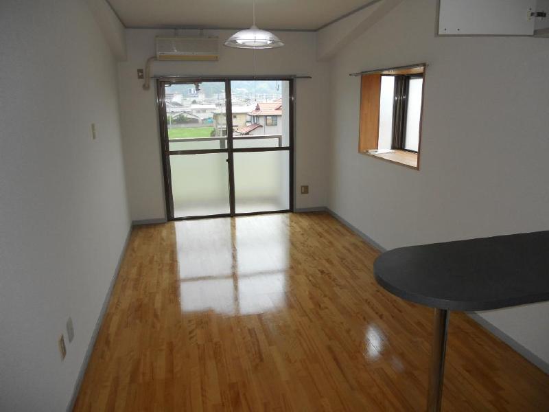 Living and room. Sunny Heights Nishinagato One-room