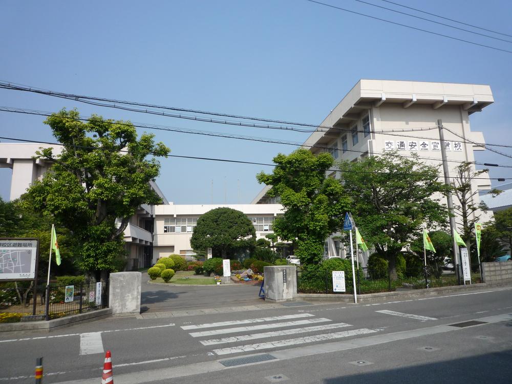 Primary school. Niihama Municipal Takatsu to elementary school 890m