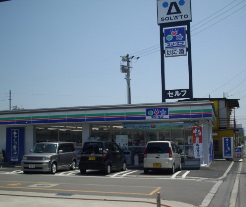 Convenience store. Three F Beixin Town, store (convenience store) to 206m