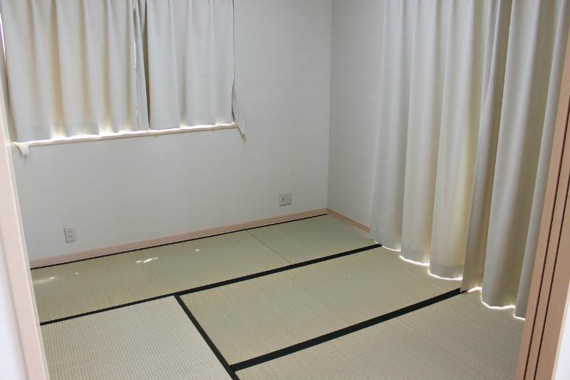 Non-living room. It is 4.5 Pledge of Japanese-style room that can be used in the living room and continued. 