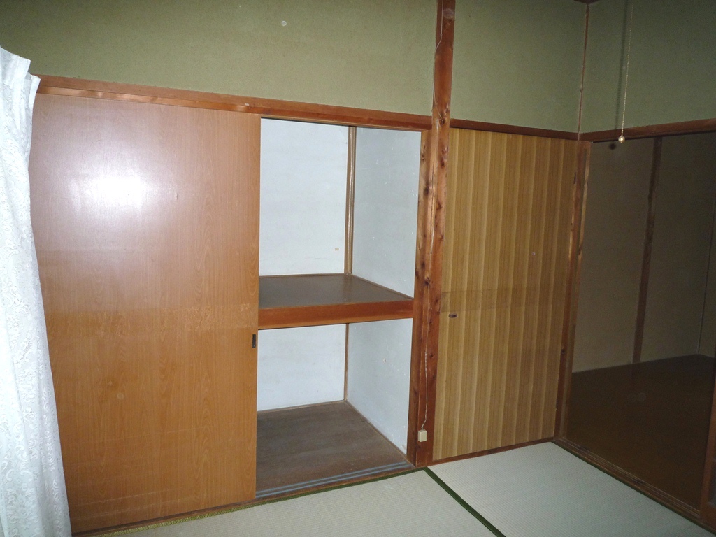 Receipt. Japanese-style room is a single-sided storage