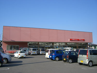 Supermarket. 500m to Kimura chain Uehara store (Super)