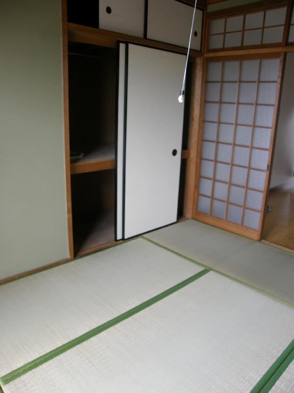 Living and room. 6 Pledge Japanese-style room with closet