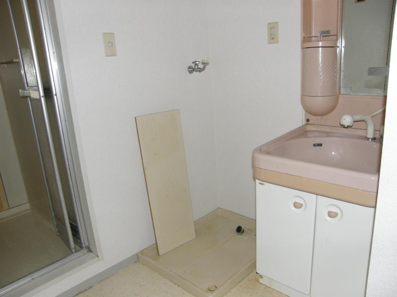 Kitchen.  ☆ Washroom ☆  With in-room washing machine storage