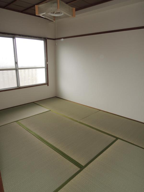 Living and room. Japanese-style room also renovated