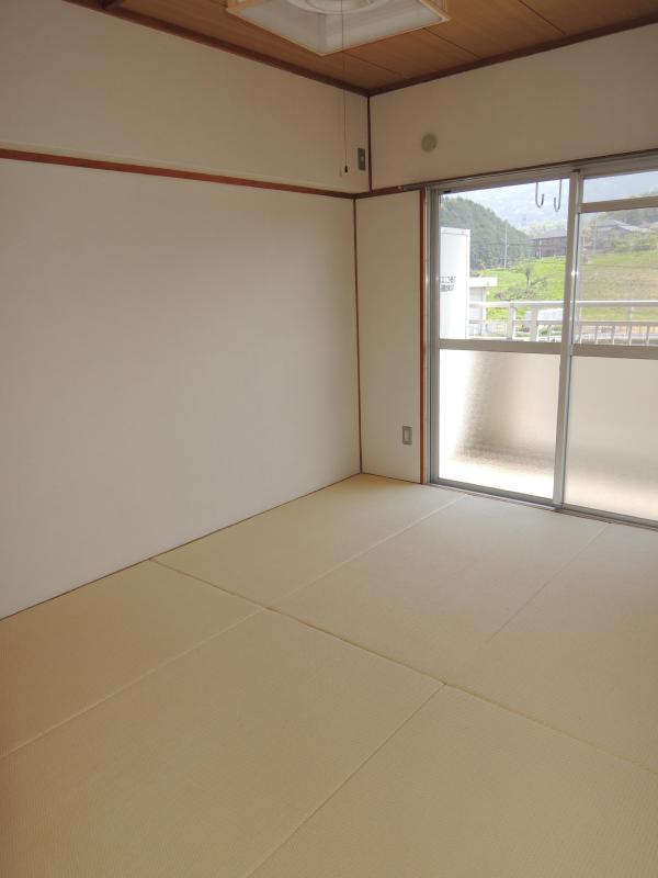Living and room. * Japanese-style → Western-style *