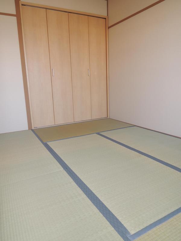 Other room space.  ☆ Large storage with a Japanese-style room ☆