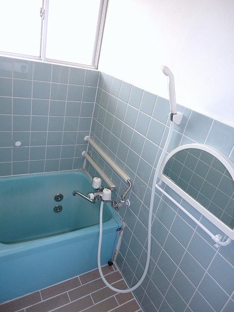 Bath. It was newly fitted with a shower ☆ 