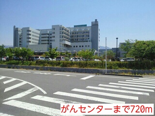 Hospital. Cancer center to the (hospital) 720m