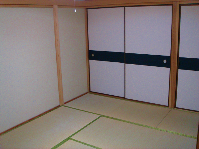 Living and room. 4.5 mat Japanese-style room there are two. It is just good for the children's room.
