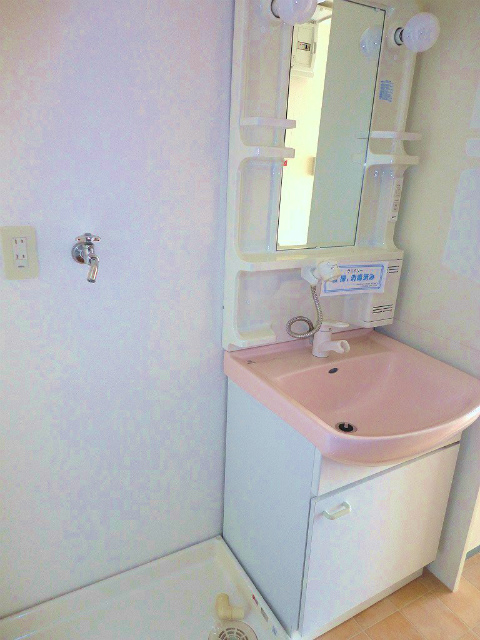 Washroom. There is a washing machine storage in the room ☆ 