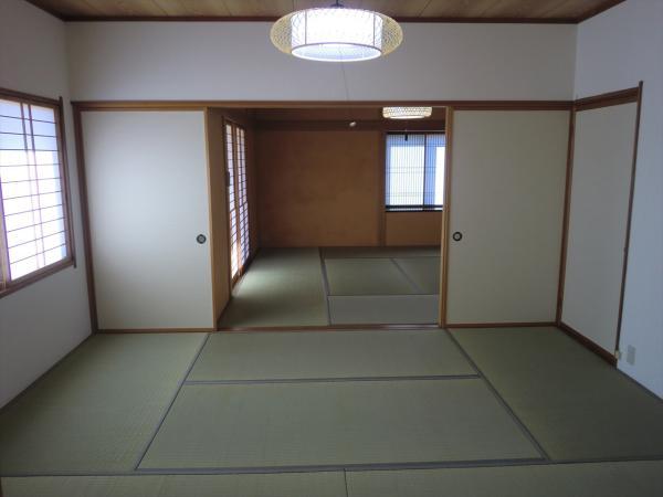 Non-living room. You can traverse the living + Japanese-style room