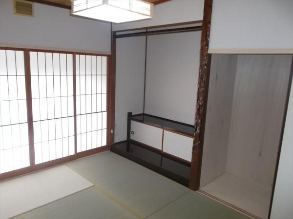 Non-living room. Bright Japanese-style room with veranda More