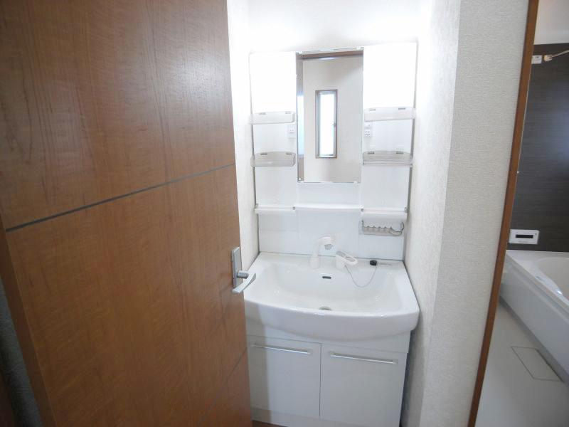 Wash basin, toilet. Building 2 Indoor (11 May 2013) Shooting