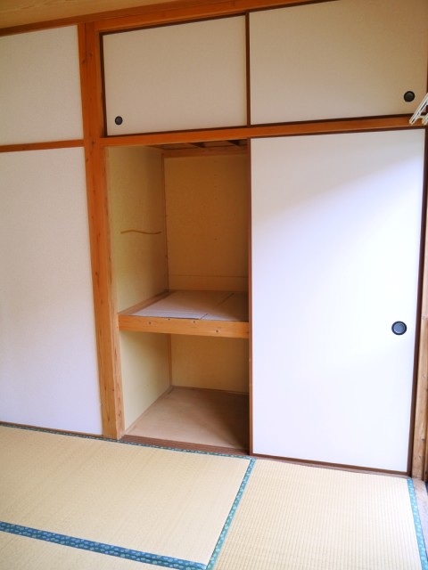 Receipt. It is a closet of the Japanese-style room.