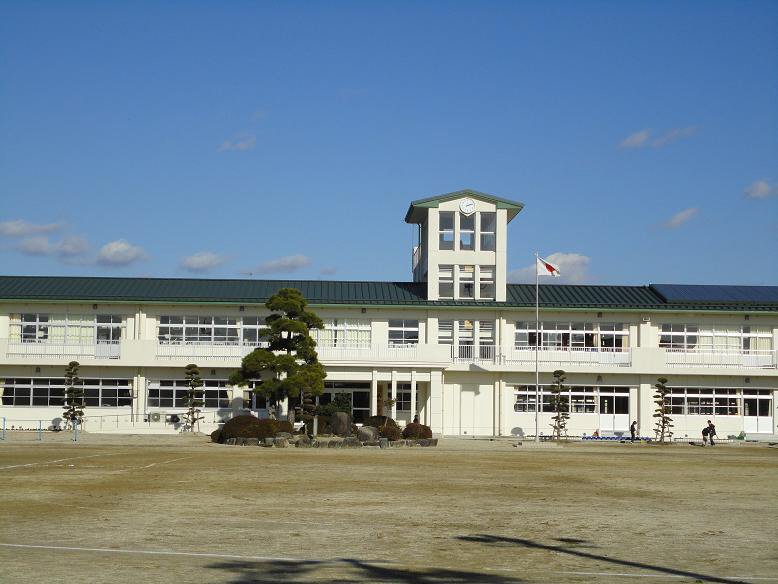 Primary school. Mada to elementary school (elementary school) 460m