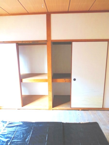 Receipt. It is a Japanese-style room storage. 