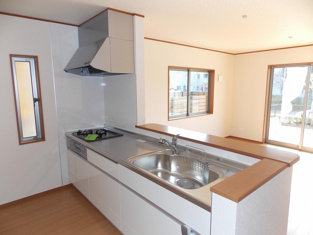 Same specifications photo (kitchen). From the wife's point of view, It overlooks the living-dining, You can enjoy conversation with family even during cooking (* ^ _ ^ *)