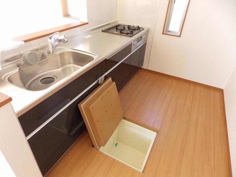 Same specifications photo (kitchen). Kitchen floor storage (^_^) /  Soy sauce and preserved food is into this! !  In fact, it's also the floor of the inspection opening (^ o ^)  Did you know (^ o ^)